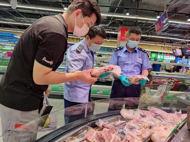 检查中,雨花台市场监管局执法人员深入冻货及生鲜食品经营场所等地,将